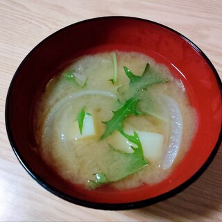 じゃがいもと玉ねぎと水菜の味噌汁